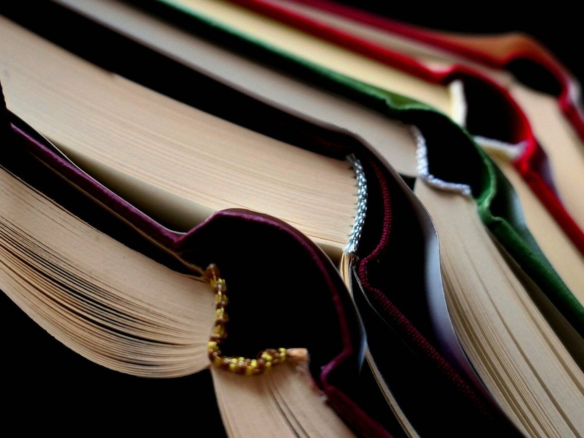 Foto: Varios libros abiertos apilados. (Pixabay)