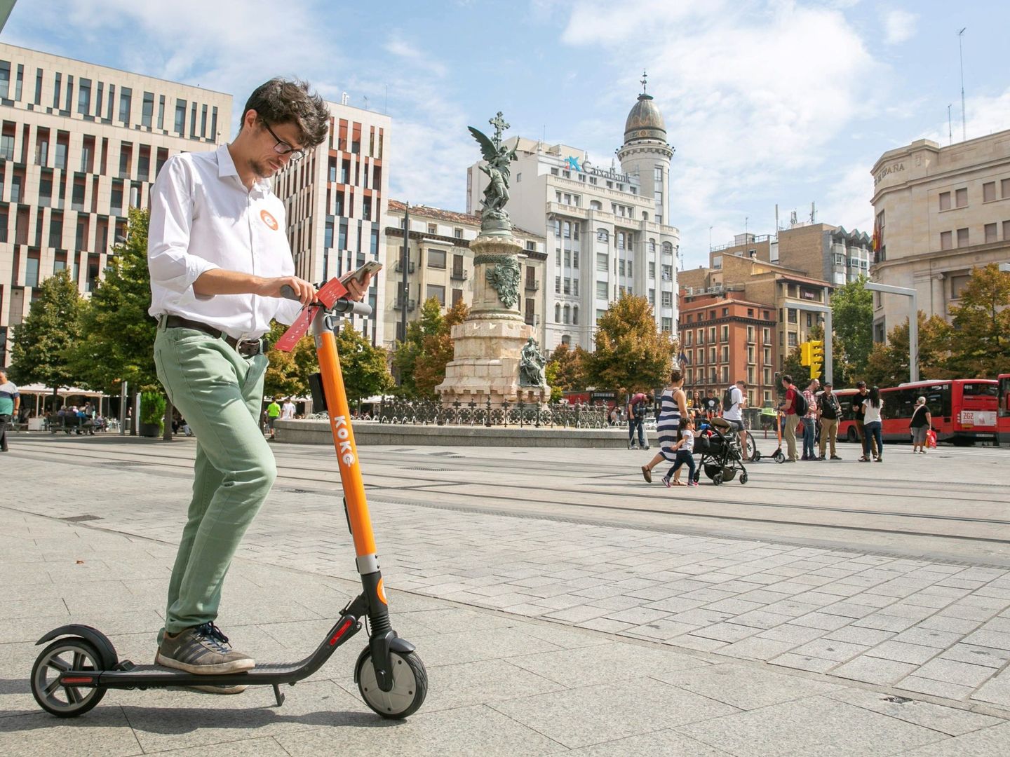 Un joven prueba un patinete eléctrico en la Plaza de España de Zaragoza. El patinete pertenece a la marca española Koko. (Foto: EFE)