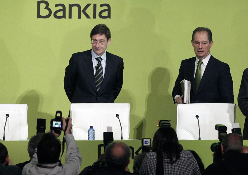 Foto: José Ignacio Goirigolzarri, presidente de Bankia, y Miguel Crespo, secretario del Consejo de Administración. (Reuters)