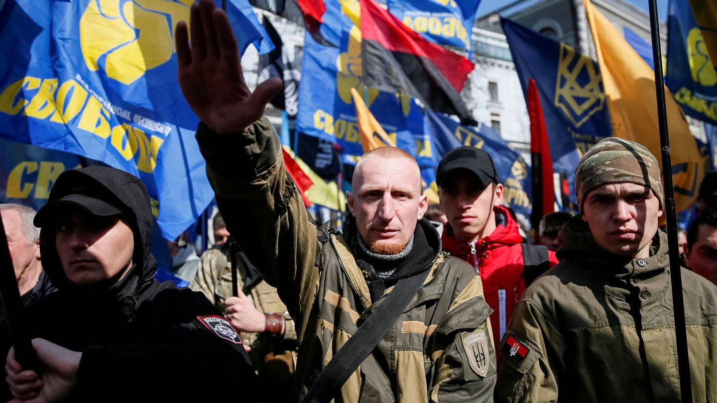 Seguidores de partidos ucranianos de extrema derecha durante una protesta en Kiev. (Reuters)