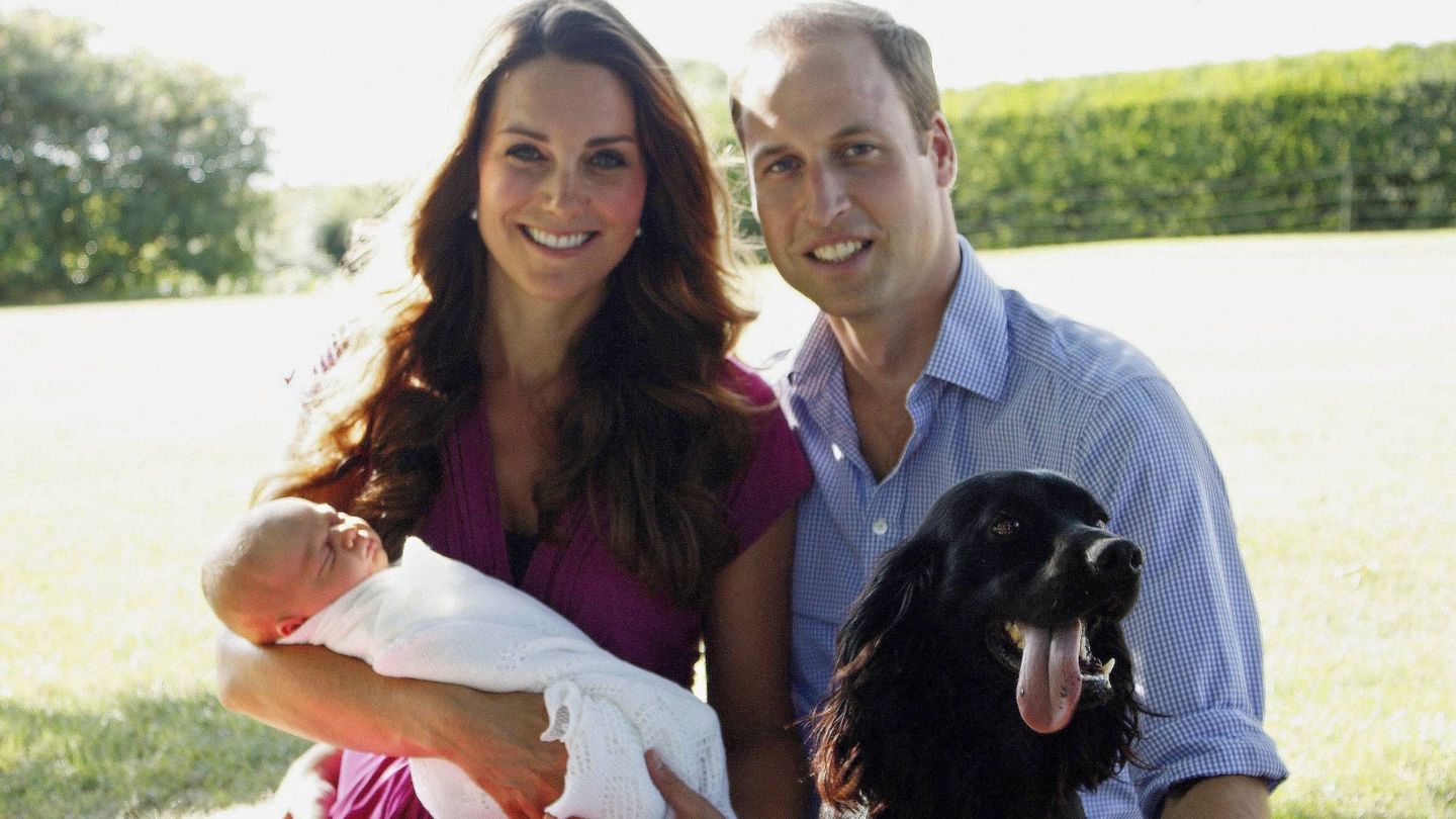 Guillermo y Kate, con el príncipe George en brazos y Lupo. (Michael Middleton, Palacio de Kensington)