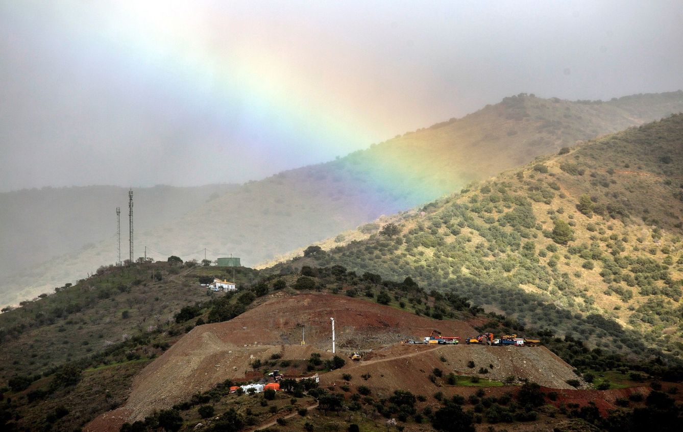 Un arcoíris aparece sobre el cerro de Totalán, Málaga. (EFE)