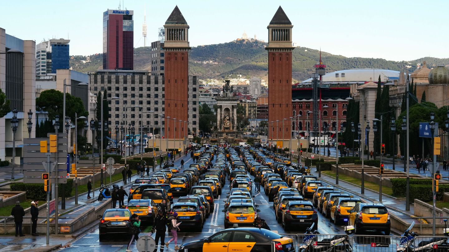 Concentración de taxistas en Barcelona el pasado enero para protestar contra Free Now, Uber, Bolt y Cabify. (EFE)