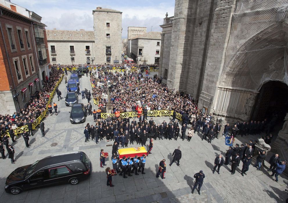 Foto: El féretro de Adolfo Suárez, a su llegada a la catedral el 25 de marzo. (Efe)