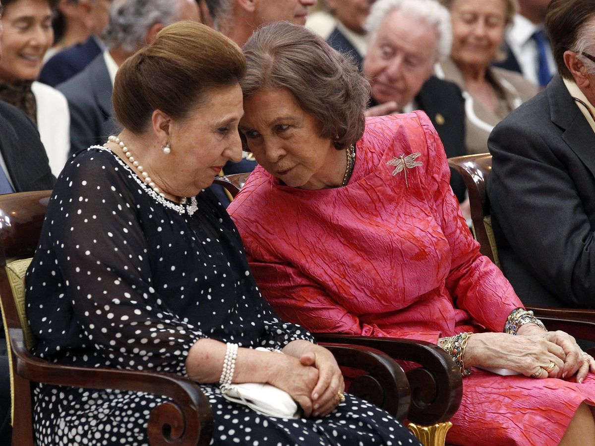 Foto: La infanta Margarita y la reina Sofía comparten confidencias en un acto en Madrid. (EFE/Zipi)