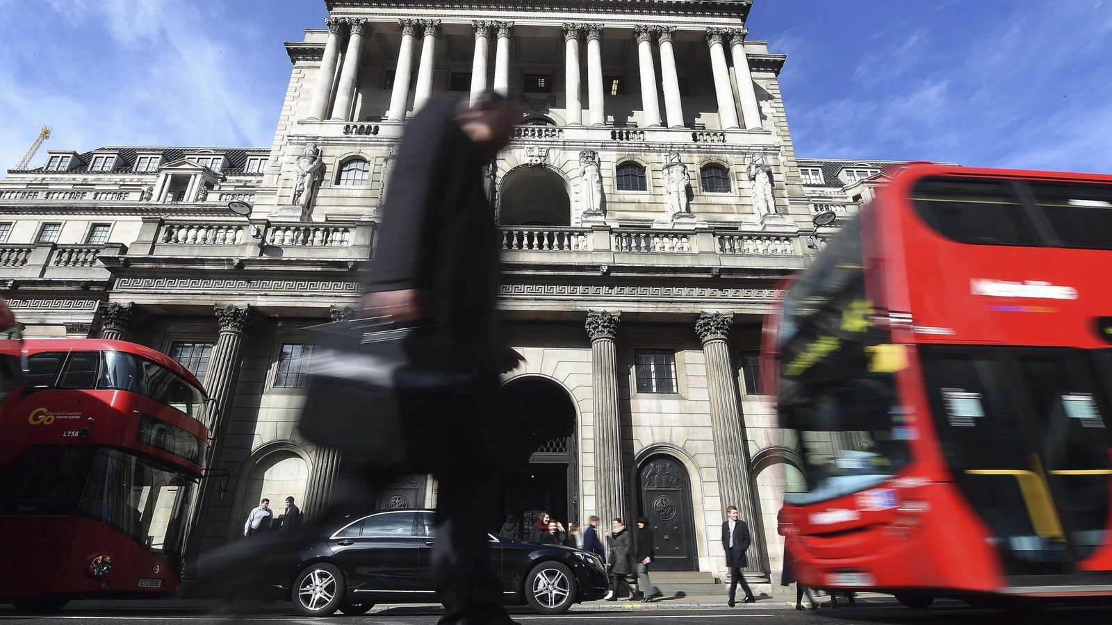 Foto: Un peatón pasa junto al Banco de Inglaterra en Londres (Reino Unido) (EFE) 