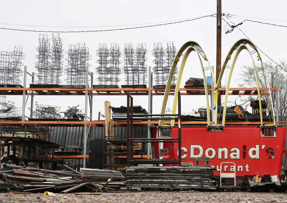 Foto: Un cartel de McDonald's en un desguace de Arizona (Reuters)