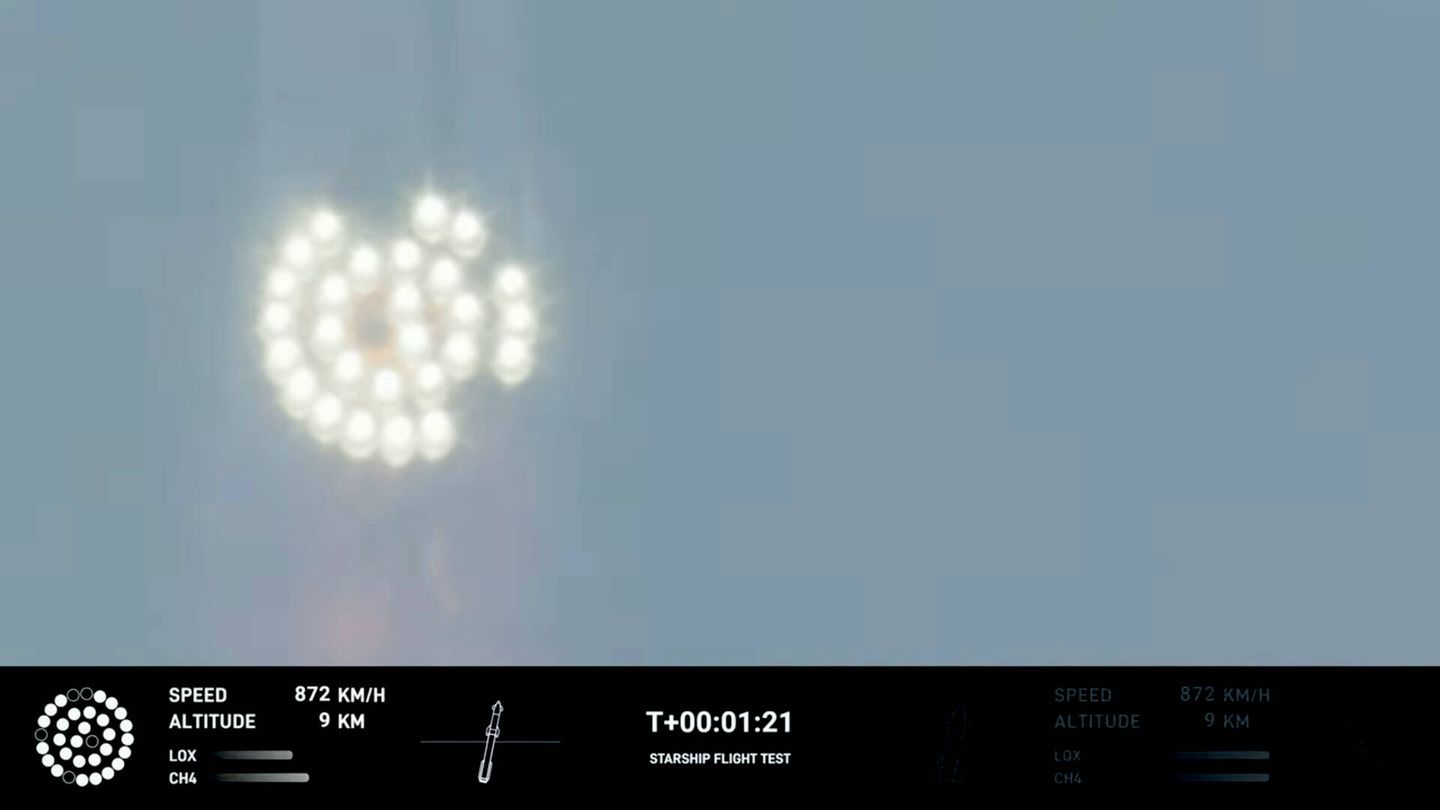 Imagen del Super Heavy con cinco motores apagados en el minuto 1:21 de vuelo a una velocidad de 872 km/h. (SpaceX)