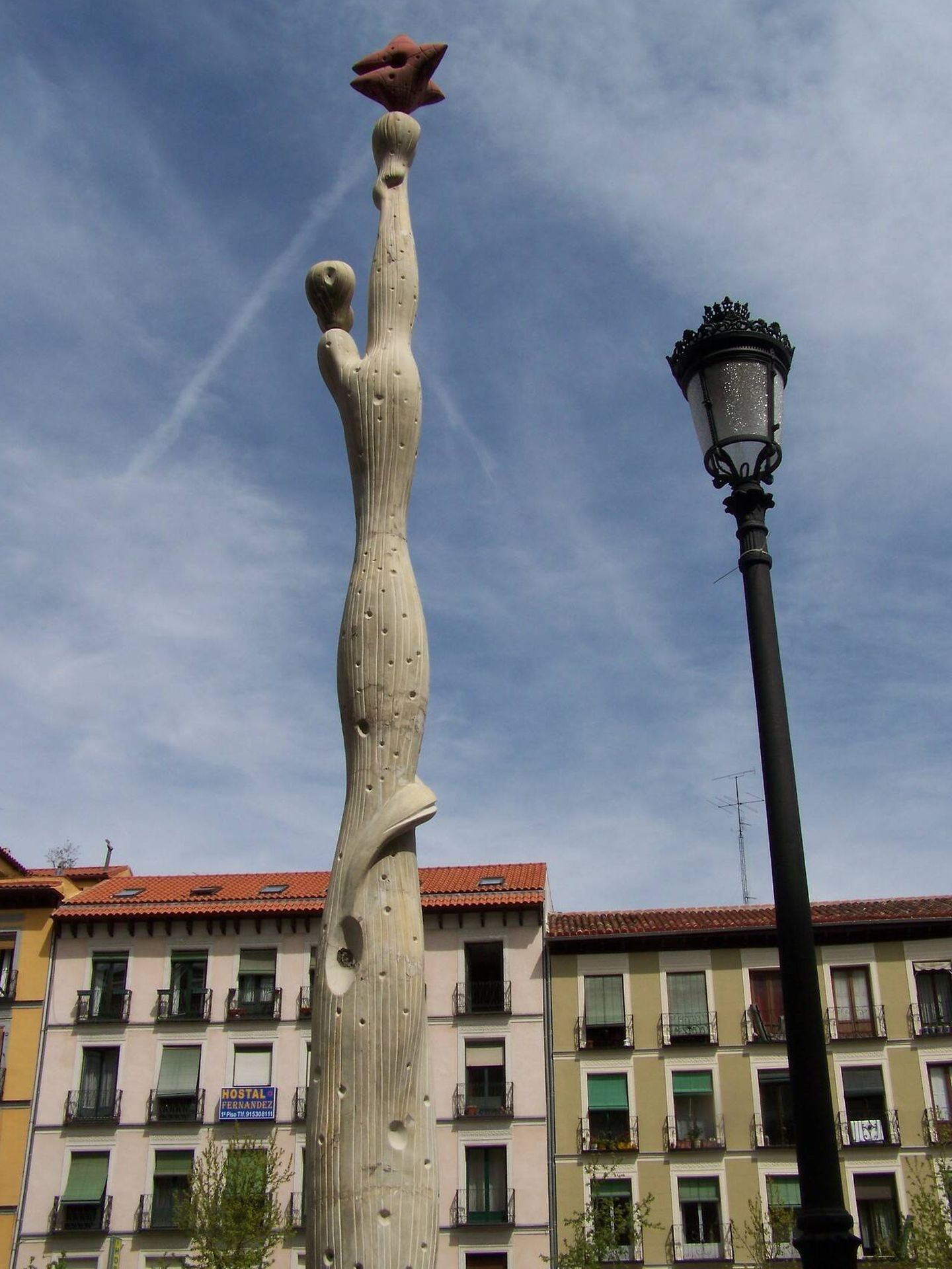 Réplica de la escultura 'El pueblo español tiene un camino que conduce a una estrella' de Alberto Sánchez a la entrada del Museo Reina Sofía.