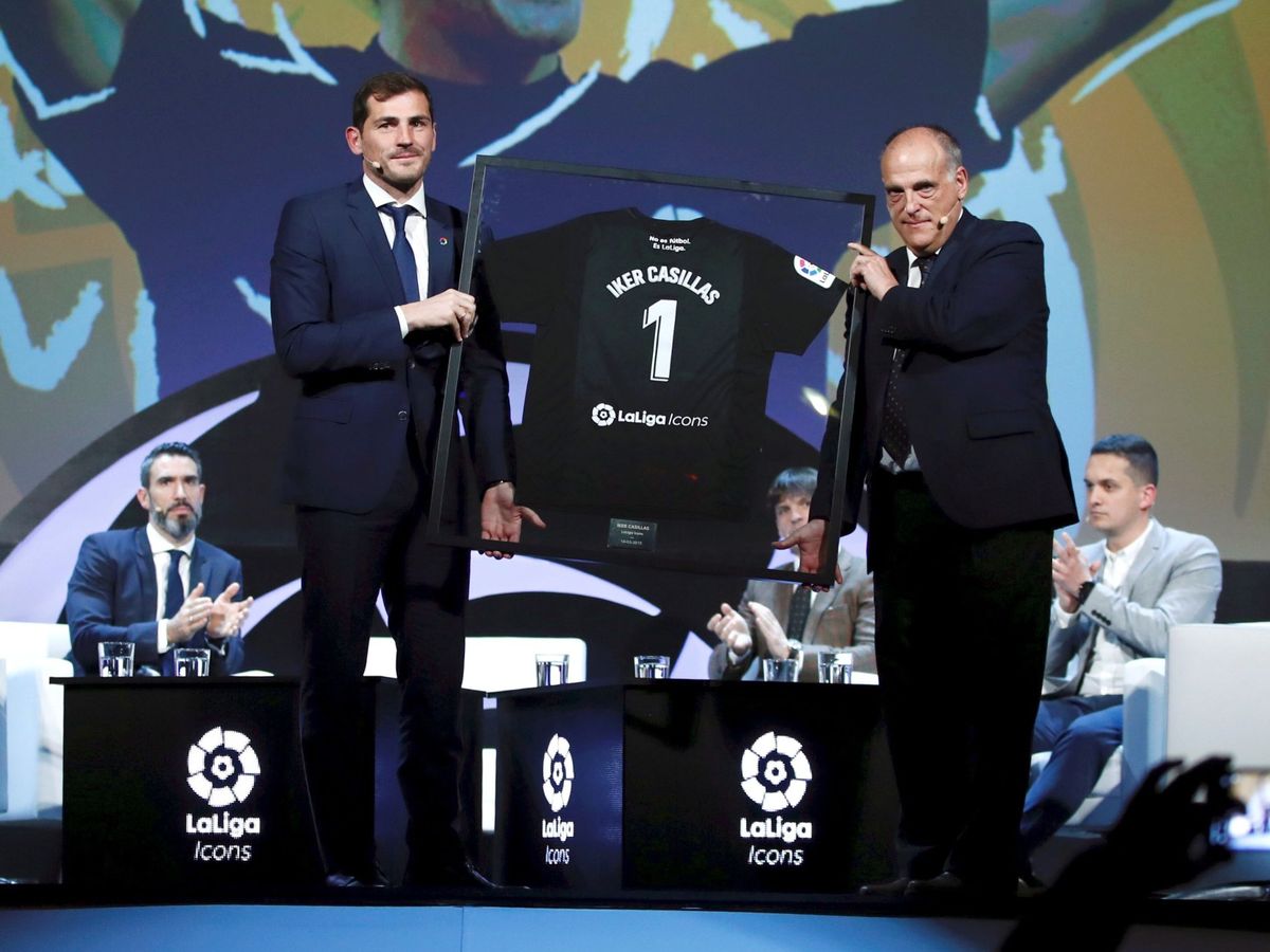 Foto: Iker Casillas y Jabier Tebas en la presentación de LaLiga Icons en marzo de 2019. (EFE)
