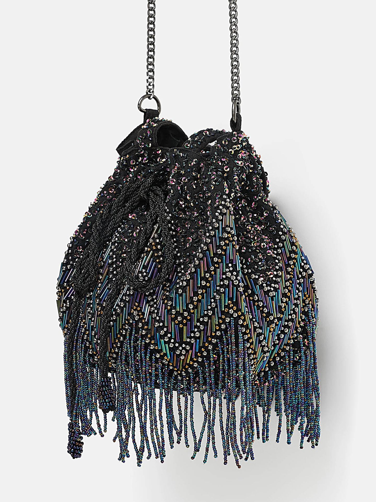 Los bolsos pequeños y decorados con abalorios y pedrería, otro de los imprescindibles de Zara para 2019. (Cortesía de la marca)