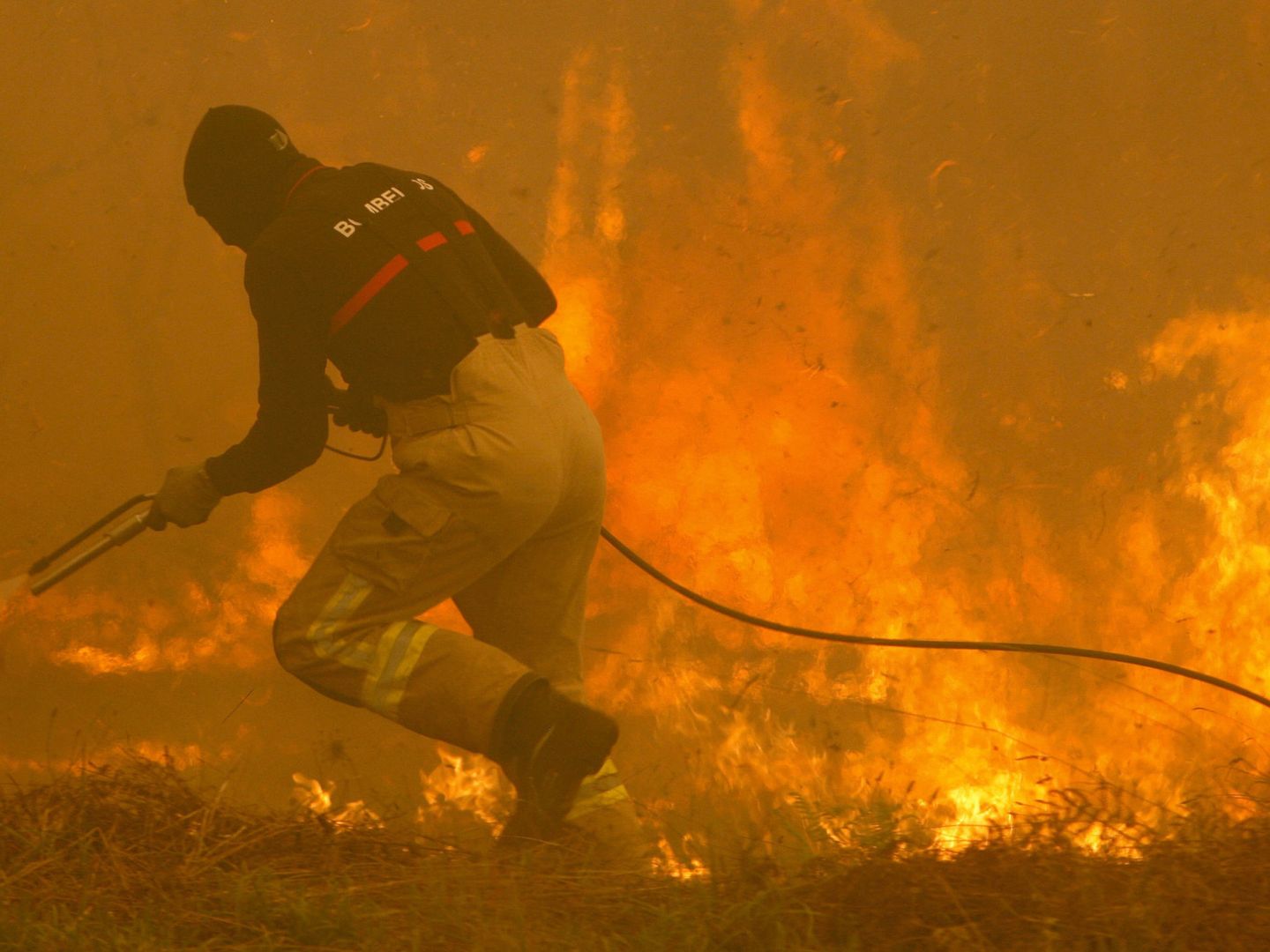 Un operario de los servicios de extinción de incendios trabaja en la zona de Zamanes, Vigo. (EFE)