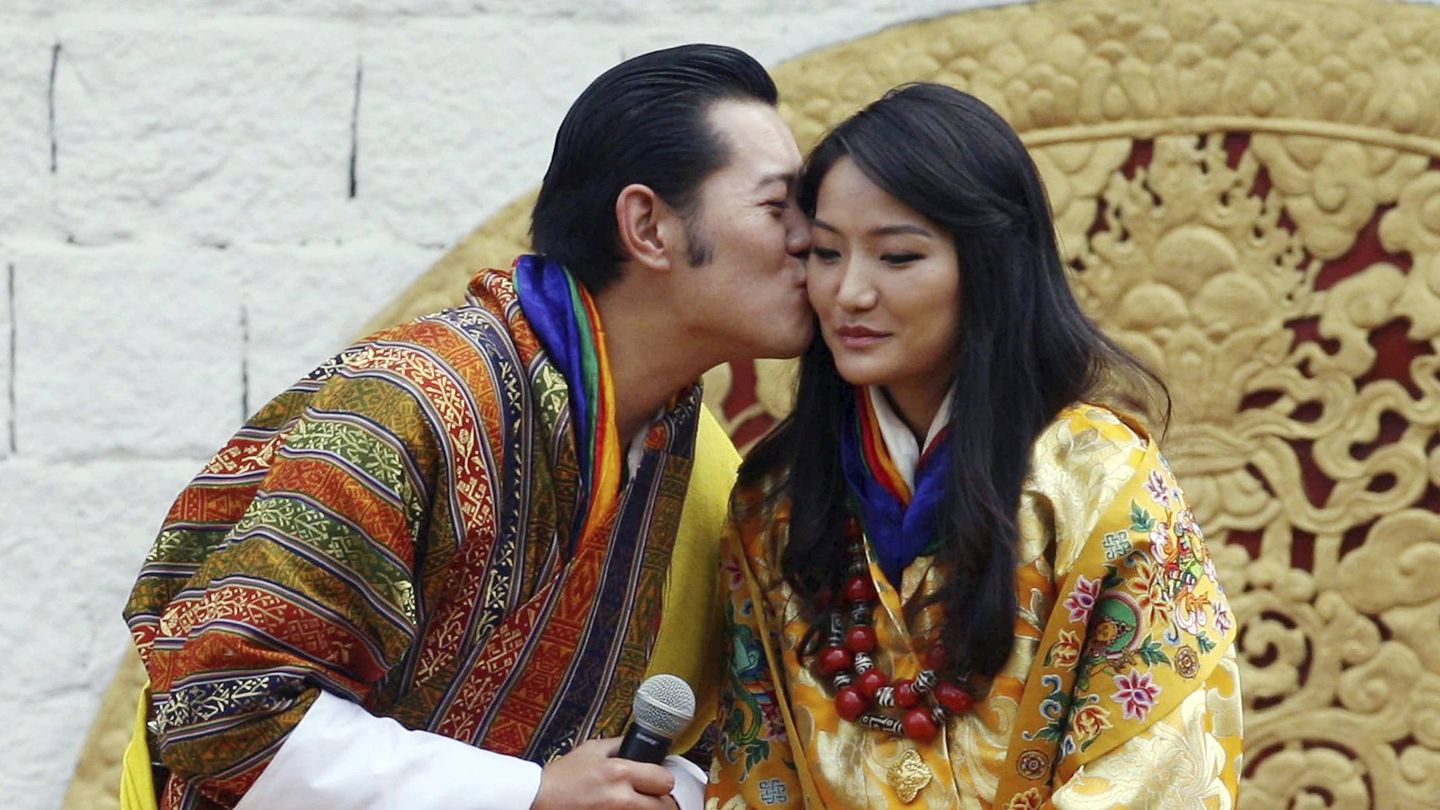 Los reyes de Bután, tras su boda en 2011. (EFE)