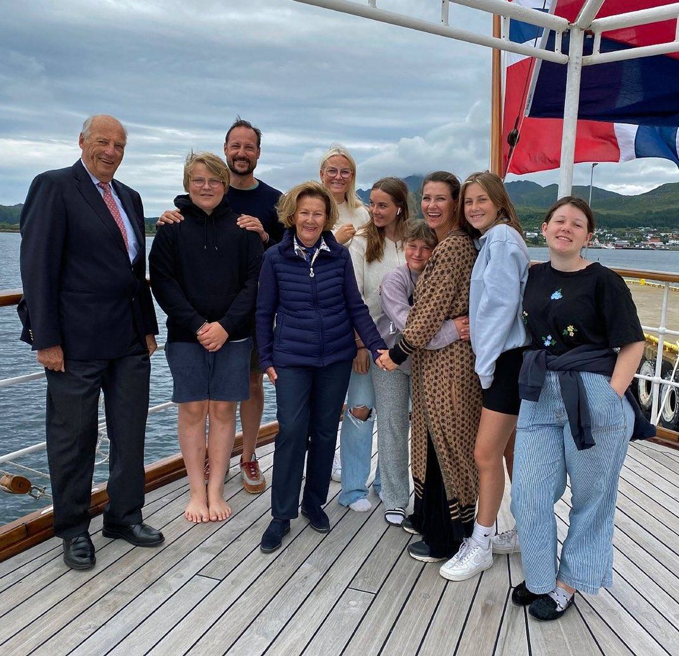 La familia real en la cubierta del K/S Noruega. El barco se encuentra en las afueras de Leknes. (Foto: Elin Rønning/ Det kongelige hoff).