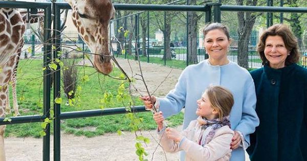 Foto: Silvia, Victoria y Estelle de Suecia en el Zoo de Viena. (Redes Sociales: @zooviennaschonbrunn)