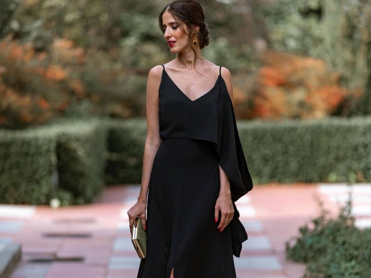 Foto: La influencer Sandra Majada con un vestido negro. (Instagram/ @invitada_perfecta)