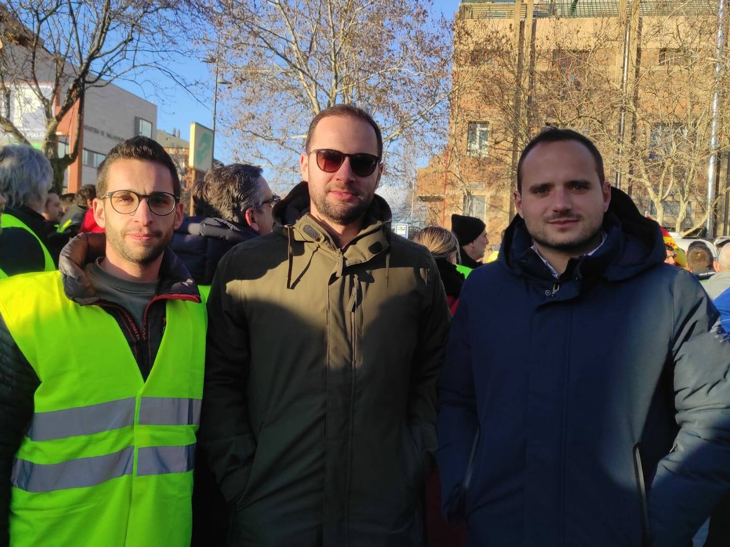 Javi y sus dos amigos, en las protestas frente a la Feria de Muestras de Valladolid. (E. Z.)