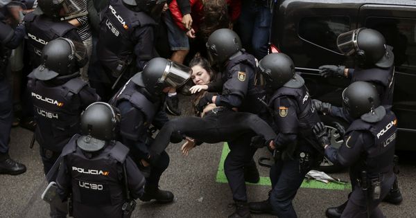 Foto: Agentes antidisturbios de la Policía Nacional en el colegio Ramón Llull de Barcelona el 1-O. (EFE)