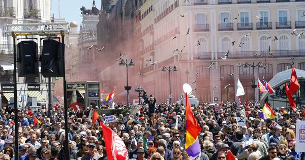 Foto: Ambiente de la madrileña Puerta del Sol al término de la manifestación del Primero de Mayo. (EFE)