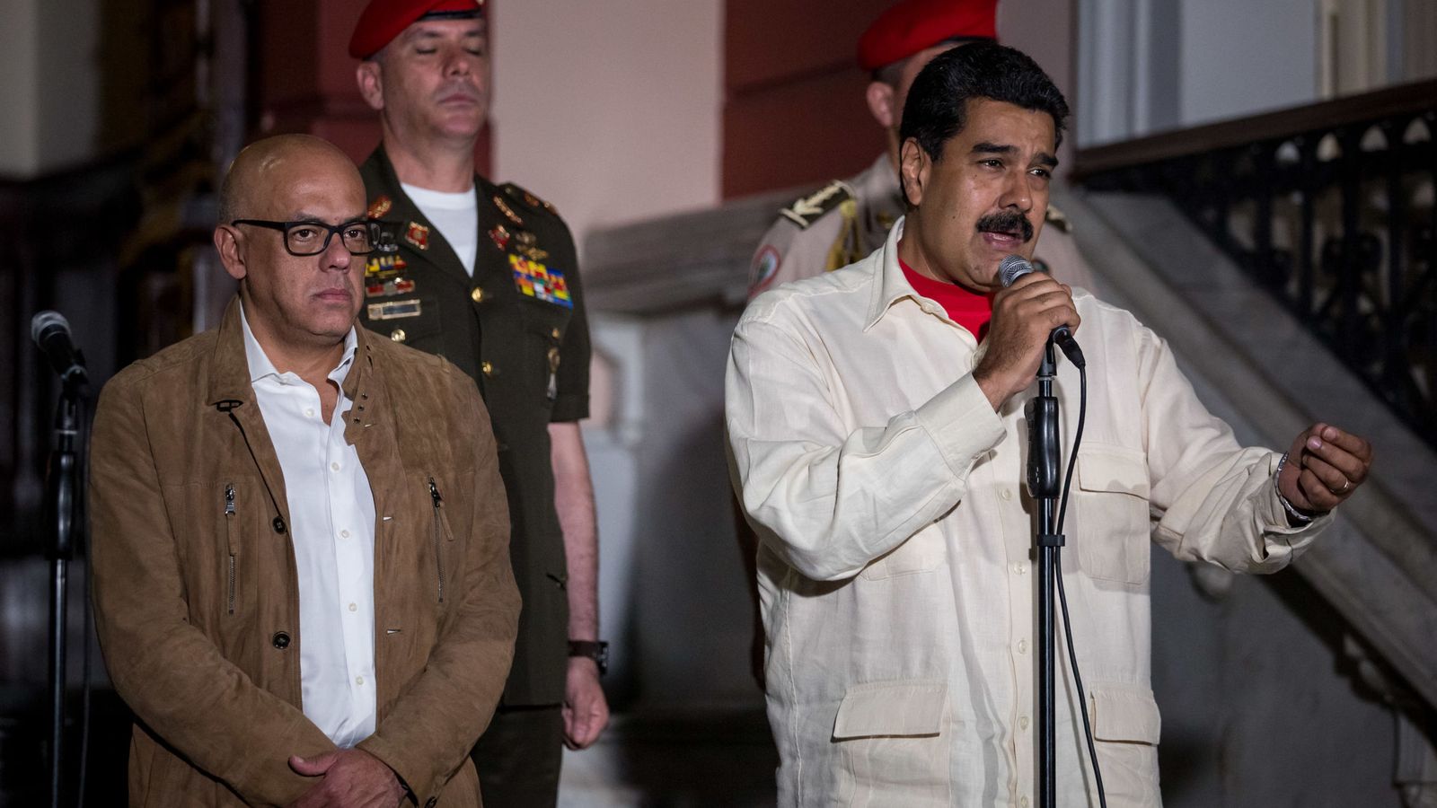 Foto: El presidente de Venezuela Nicolás Maduro (d) ofrece declaraciones tras la primera mesa de diálogo. (EFE)