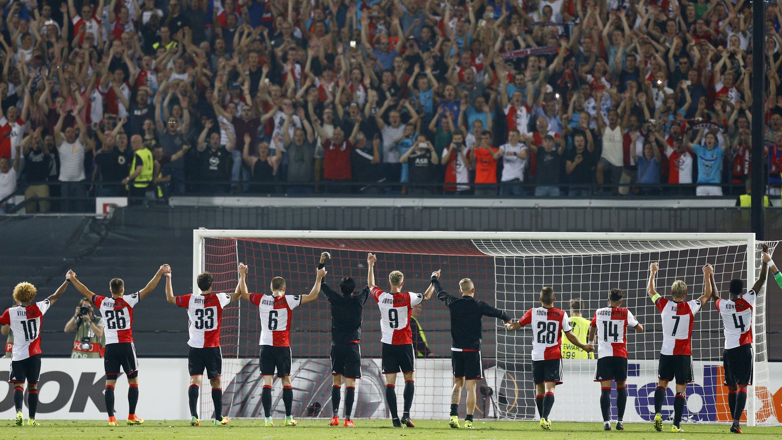 Foto: Jugadores del Feyenoord saludan a sus seguidores (Reuters)