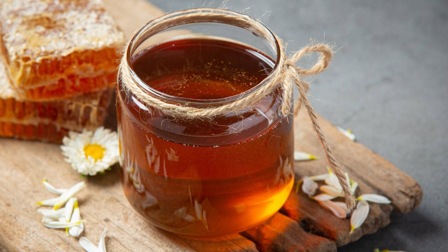 La miel es rica en antioxidantes, enzimas y compuestos antimicrobianos.(Freepik)