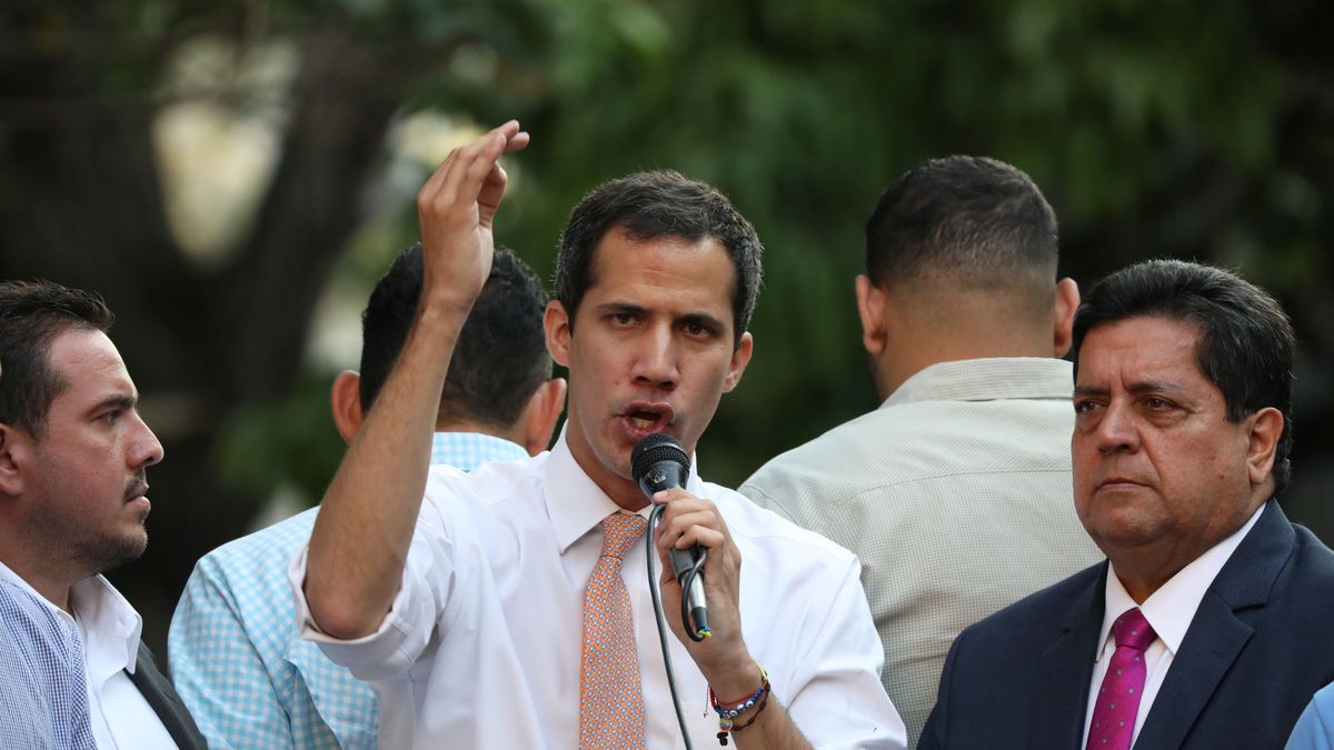 El chavismo retira la inmunidad a Guaidó entre gritos de "¡al paredón!"