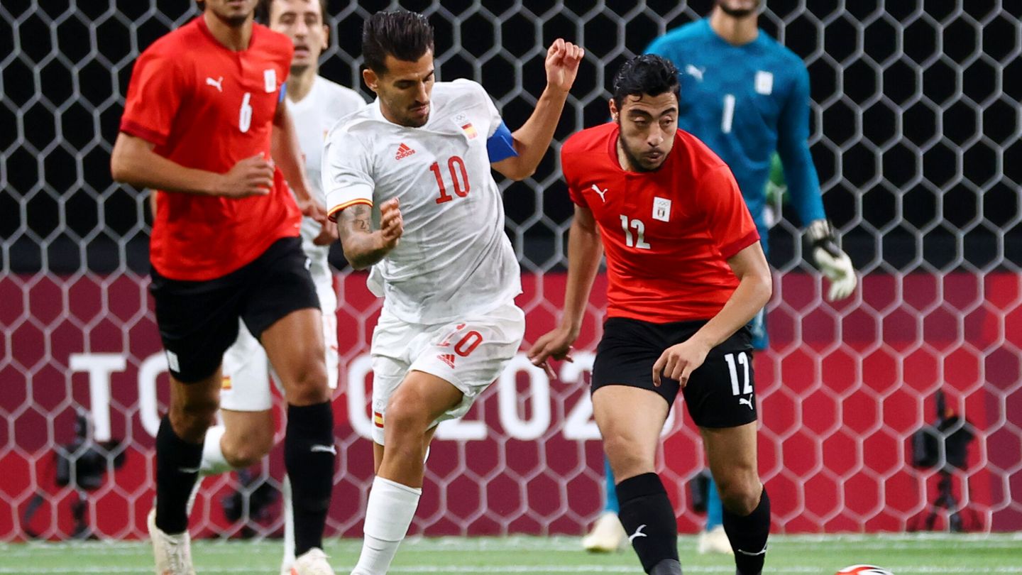 Ceballos pugna por un balón en el partido contra Egipto. (EFE)