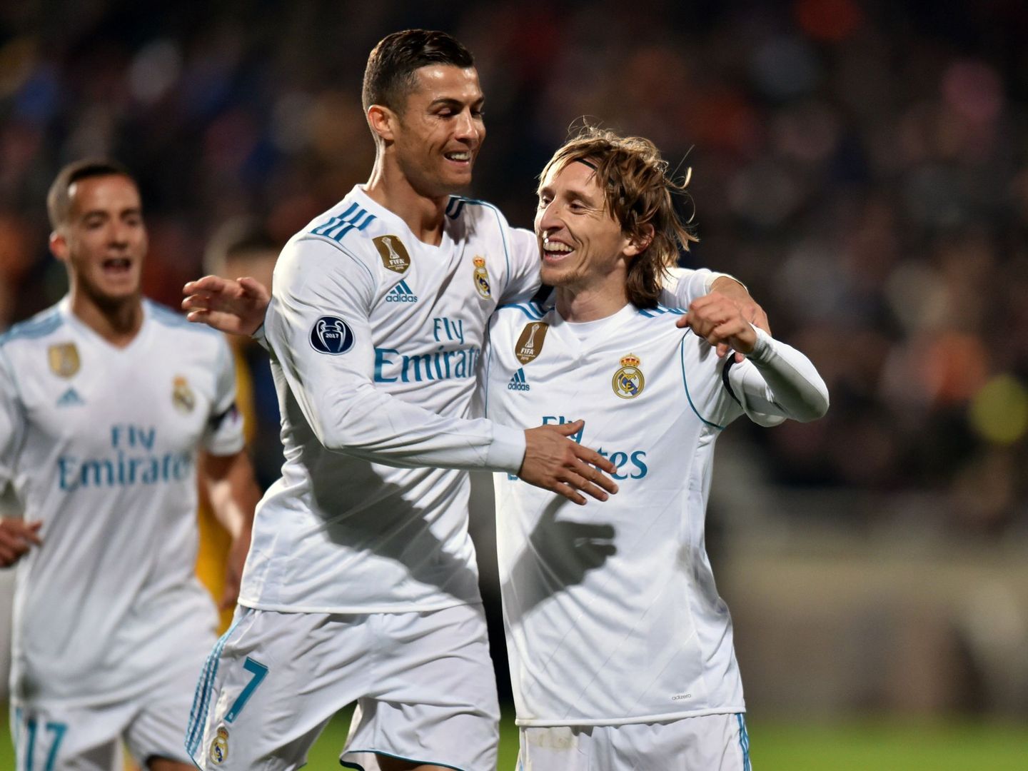Cristiano Ronaldo abraza a Luka Modric en un partido del Real Madrid