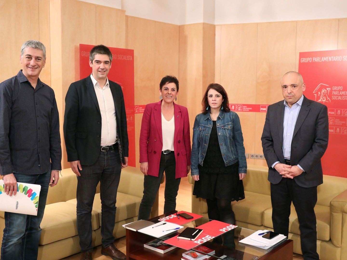 Las delegaciones de Bildu y el PSOE el día que pactaron la derogación de la reforma laboral. EFE