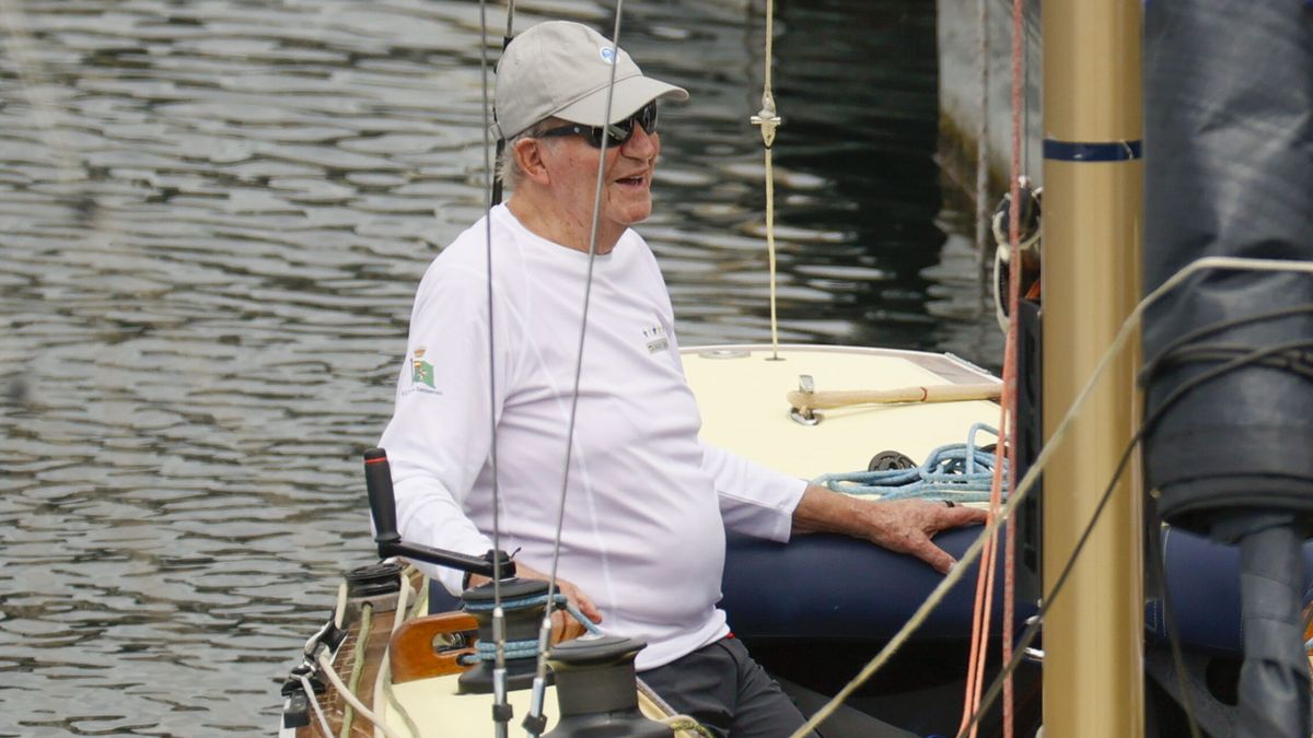 El segundo día del rey Juan Carlos en Sanxenxo: navegando en el Bribón y alejado del público