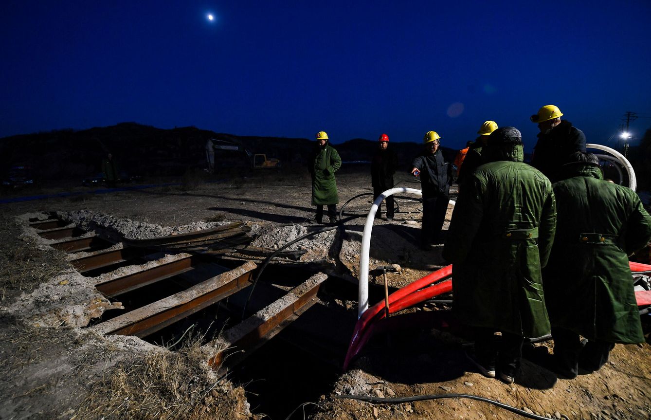 Rescate en la mina cerca de la localidad de Duxigou. (Reuters)