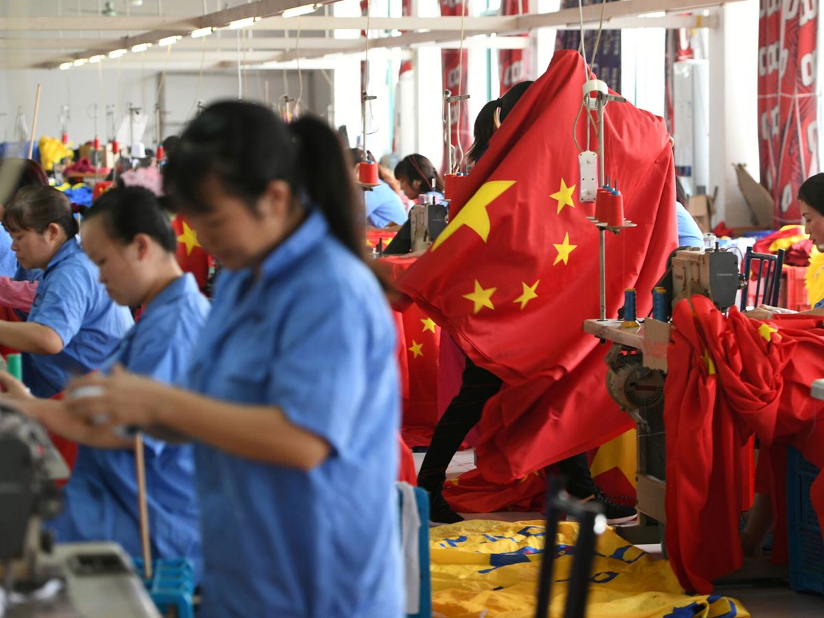 Foto: Trabajadoras hacen banderas chinas en una fábrica de Jiaxing