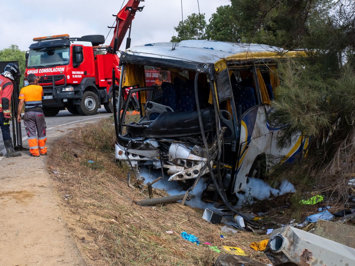 Foto: Imagen del autobús tras el accidente. (EFE/Julián Pérez)