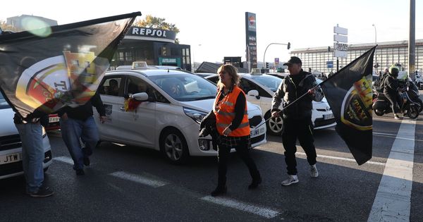 Foto: España entera amanece hoy sin taxis en las calles por un paro de 24 horas convocado por las asociaciones de taxistas. La imegen muestra la situación en Madrid. (EFE)