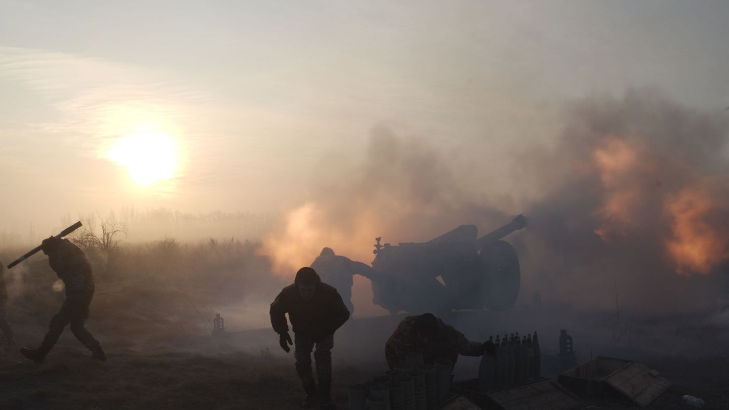 Artilleros del ejército ucraniano disparan contra posiciones de rebeldes de la autoproclamanda República Popular de Donetsk, en Novoluhanske, el 11 de enero de 2018. (Reuters)