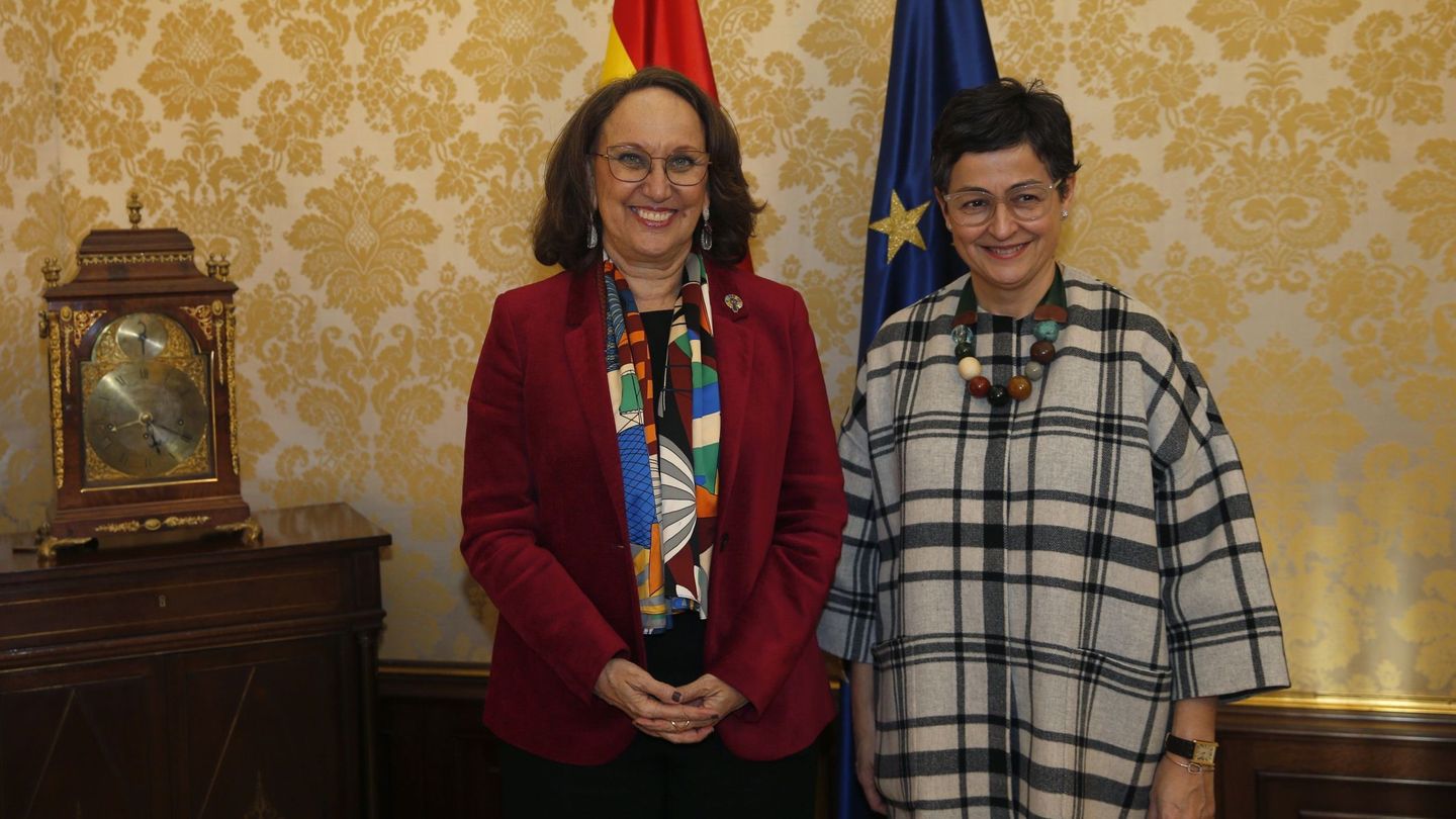 La ministra González Laya (d) y la secretaria general Iberoamericana, Rebeca Grynspan. (EFE)
