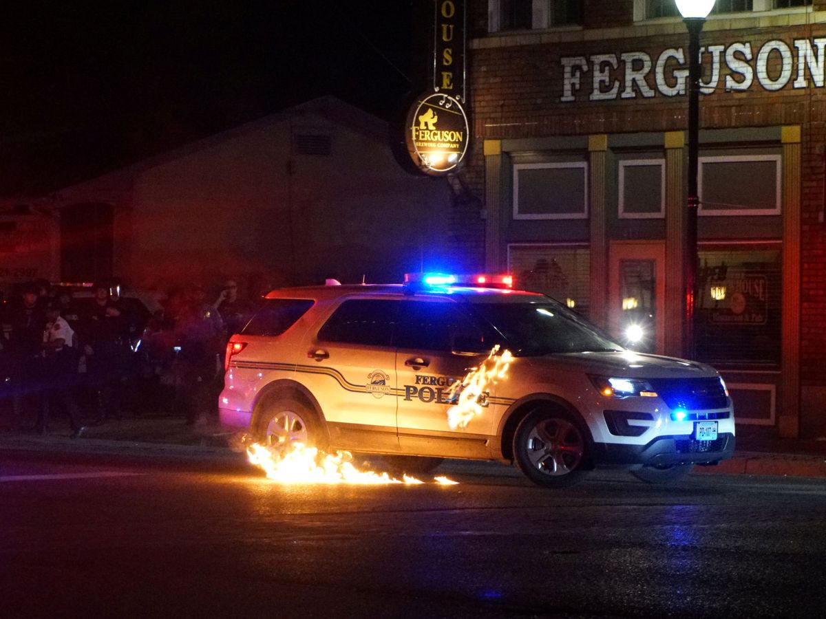 Foto: Cóctel molotov contra un coche policía (EFE)