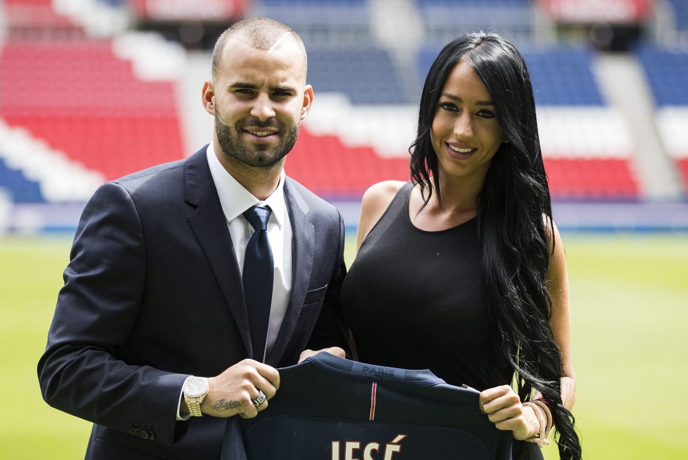 Jesé Rodríguez y su novia, Aurah Ruiz, durante su presentación como nuevo jugador del PSG. (EFE)     