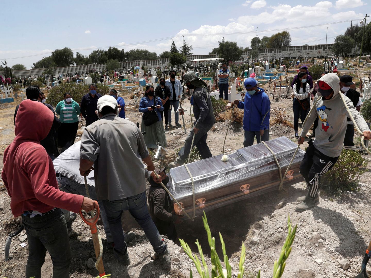 Funeral de una víctima del covid en Ecatepec de Morelos, a las afueras de Ciudad de México. (EFE)