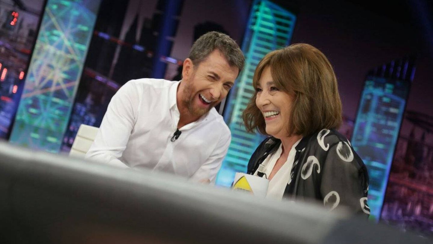 Pablo Motos y Carmen Maura, muy cómplices en 'El hormiguero'. (Antena 3)