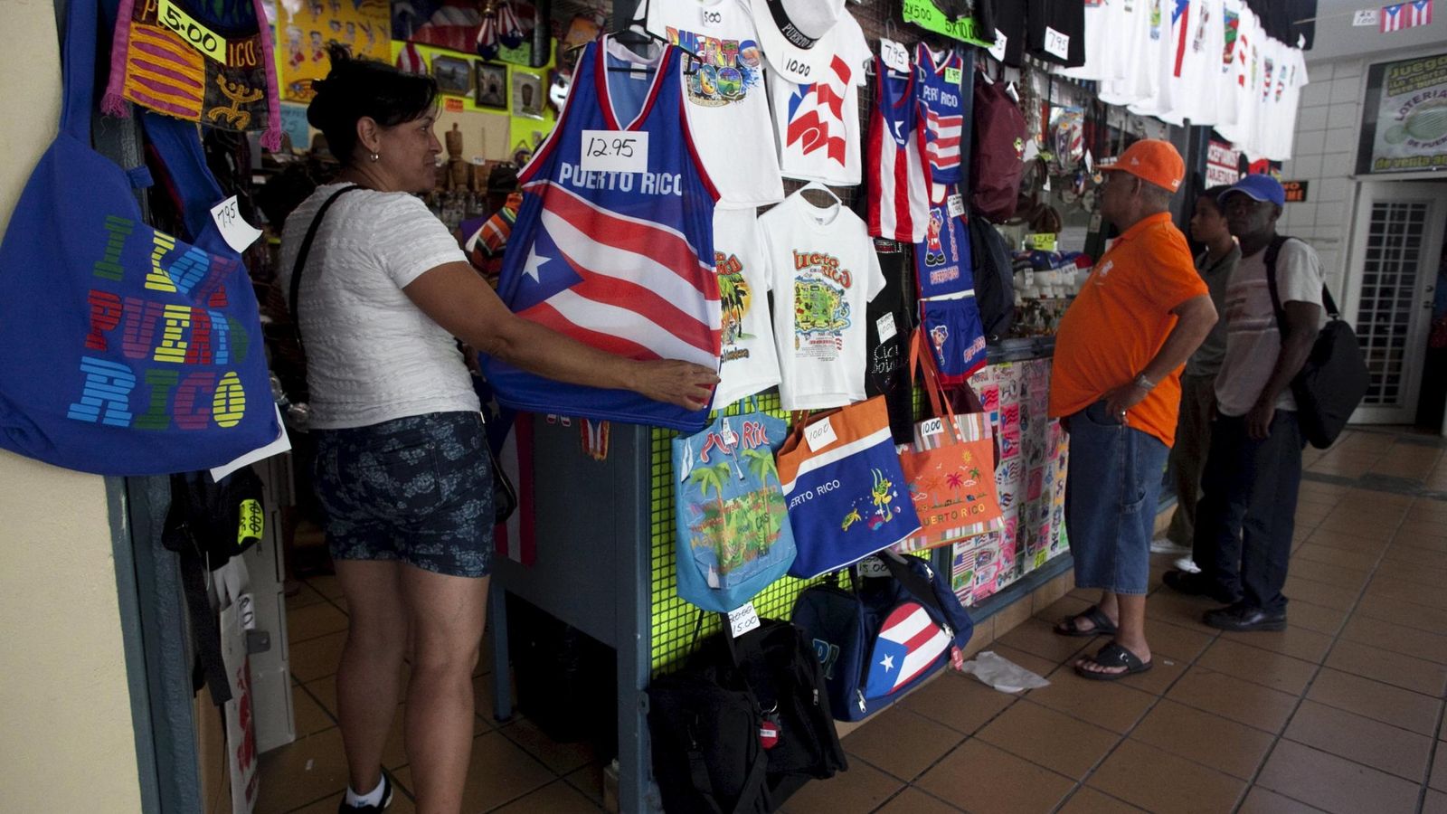 Foto: Una turista muestra una camiseta con la bandera de Puerto Rico en San Juan, su capital (Reuters)