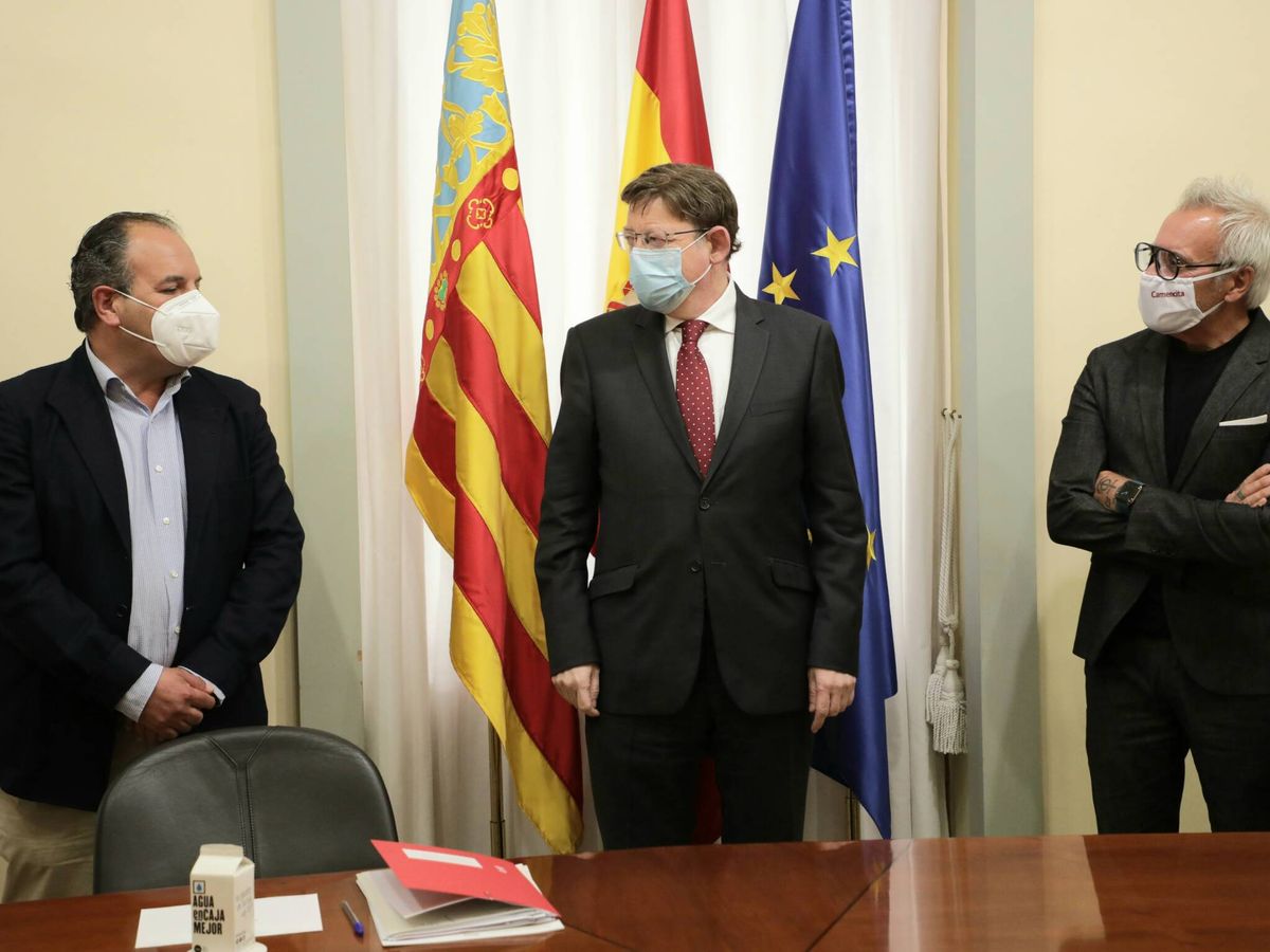 Foto: Carlos Baño, nuevo presidente de la Cámara de Alicante, junto a Ximo Puig y el empresario Jesús Navarro. (Cedida)