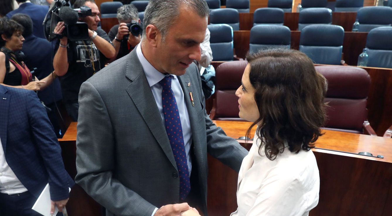 La nueva presidenta de la Comunidad de Madrid, Isabel Díaz Ayuso, recibe la felicitación del secretario general de Vox, Javier Ortega Smith. (EFE)