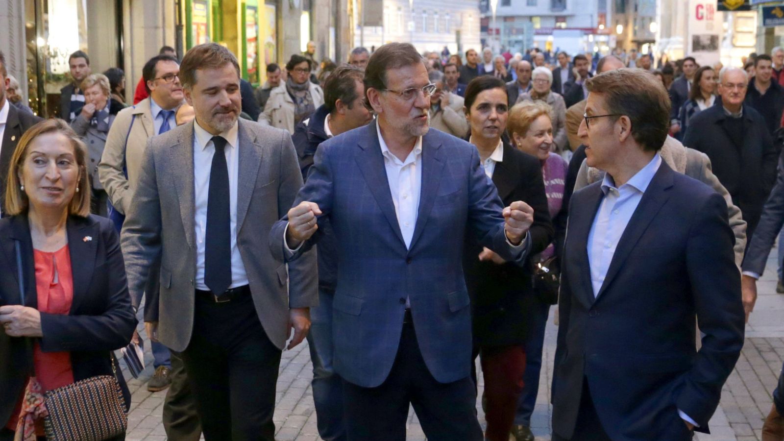 Foto: El presidente del Gobierno, Mariano Rajoy, recorre las calles de Pontevedra en la campaña del 20-D.