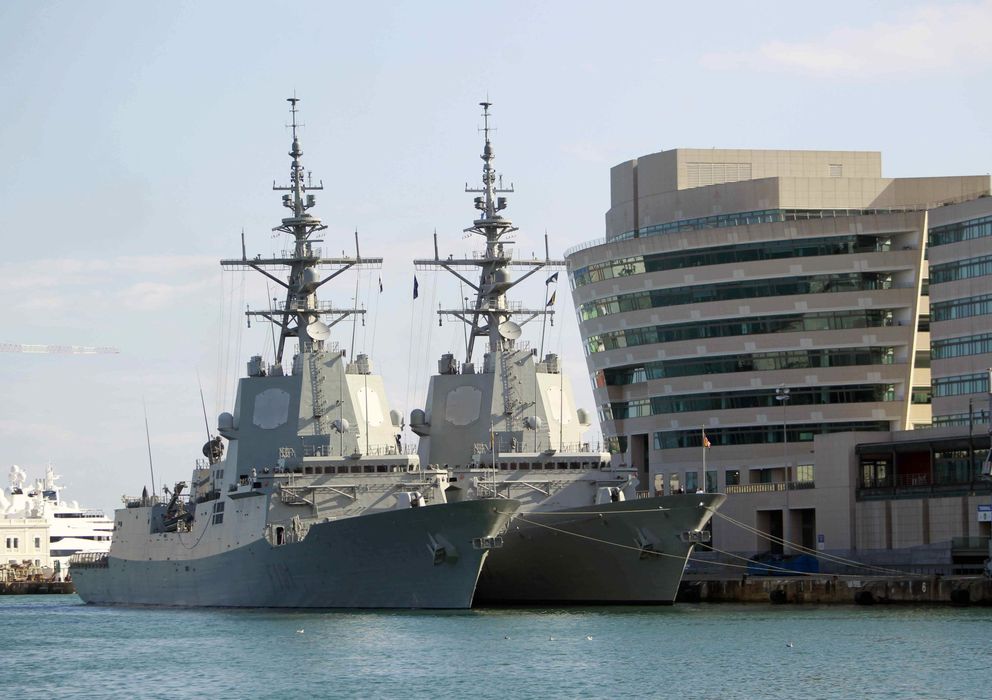 Foto: Dos fragatas de la OTAN en el puerto de Barcelona (Efe)