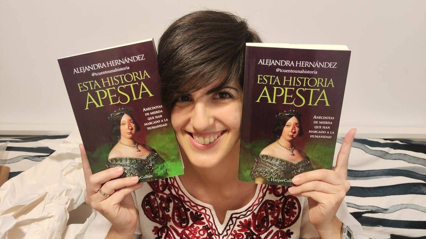 Alejandra Hernández, con su libro. (Imagen cedida)