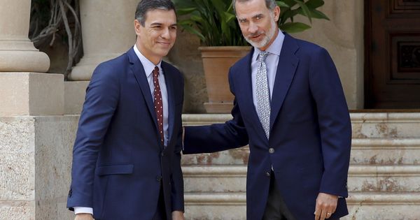 Foto: Felipe VI y el presidente del Gobierno en funciones, Pedro Sánchez, en la entrada del Palacio de Marivent donde celebraron el tradicional despacho de verano. (EFE)