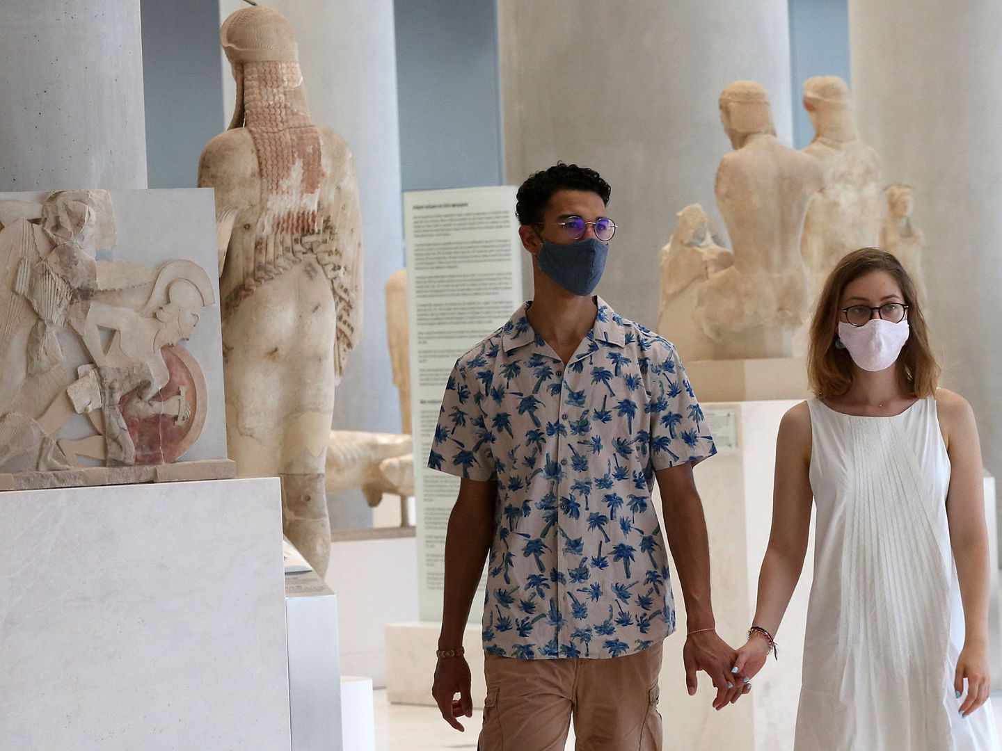 Dos visitantes con sus mascarillas, en el Museo de la Acrópolis, en Atenas. (EFE)
