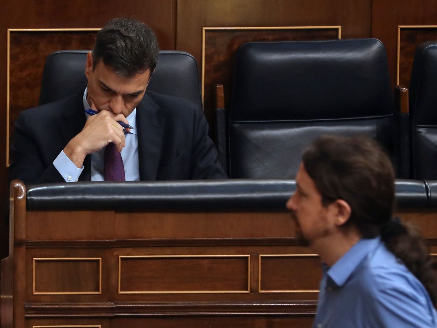 El líder de Podemos, Pablo Iglesias, pasa ante el jefe del Ejecutivo, Pedro Sánchez. (Efe)